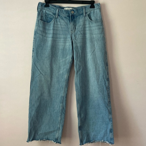 Hollister Low Rise Baggy Jeans Medium Light Wash Raw Hem Size Large - Picture 1 of 5